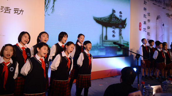 頒獎現場打工子弟學校學生進行了誦讀表演