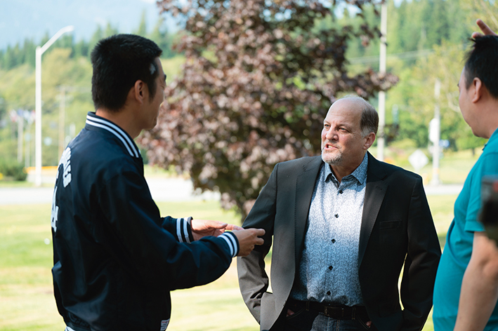 基蒂马特市市长菲尔·格缪斯接受本刊记者采访中