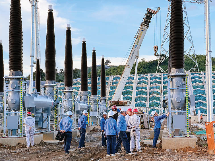 2025年10月16日在老挝乌多姆赛省拍摄的1000兆瓦光伏工程的升压站建设现场 新华社发（王玉萍摄）