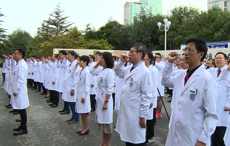 致敬偉大改革｜對(duì)話40年，講述身邊的健康故事（第二十集）&mdash;&mdash;設(shè)立醫(yī)師節(jié)，醫(yī)務(wù)人員有了自己的節(jié)日