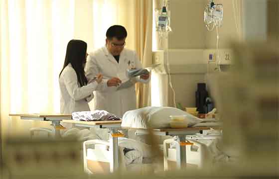 致敬偉大改革｜對(duì)話40年，講述身邊的健康故事（第五集）&mdash;&mdash;小醫(yī)院不再門可羅雀，大醫(yī)院不再&ldquo;戰(zhàn)時(shí)狀態(tài)&rdquo;