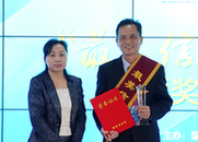 中央網信辦網絡新聞信息傳播局副局長唐宋為獲獎者頒獎