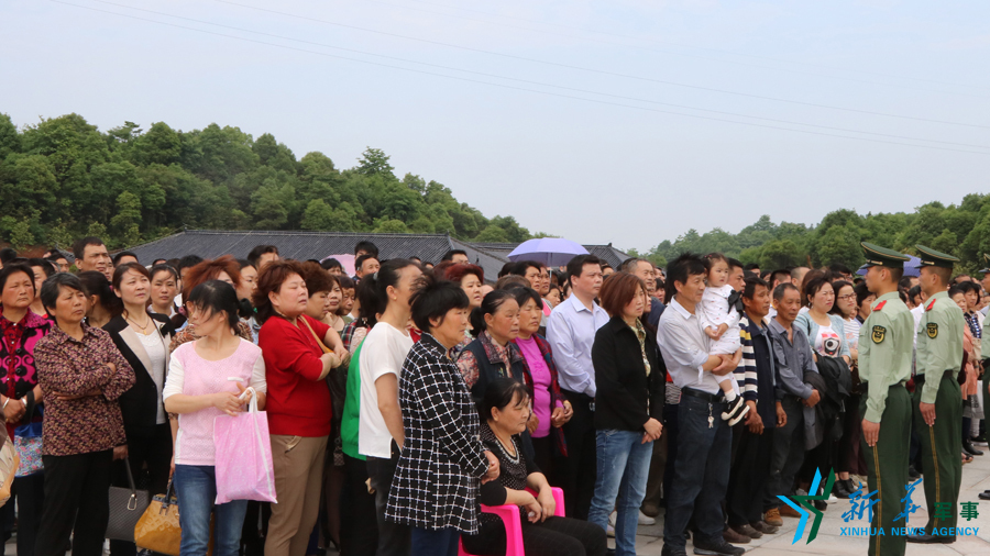 &uarr;資料圖片：張超烈士骨灰安葬儀式現場，岳陽的父老鄉親紛紛來給張超送別。