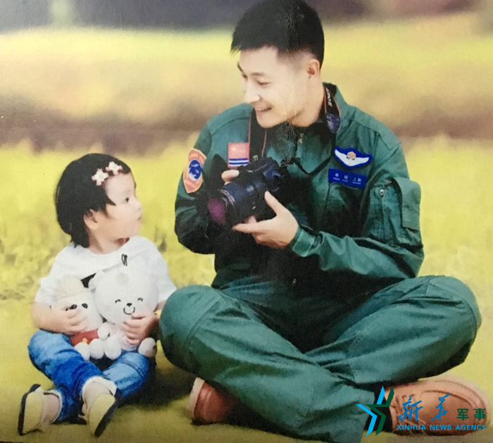 &uarr;資料圖片：被選為艦載戰斗機飛行員的張超與女兒合影。