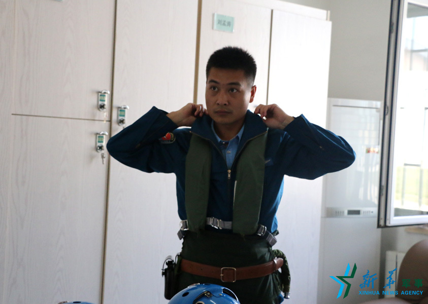 &uarr;資料圖片：張超嚴格按規定著裝參加飛行訓練。