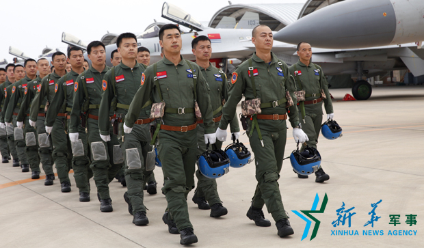 飛行員列隊(duì)進(jìn)場(chǎng)。