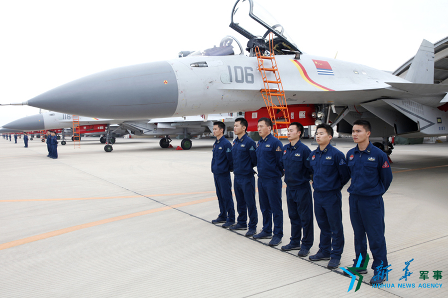 &uarr;機務官兵為戰鷹保駕護航。