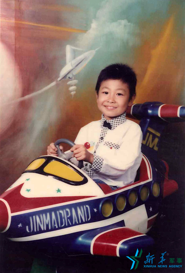 &uarr;資料圖片：長大后當一名優(yōu)秀的飛行員是張超兒時種下的夢想。