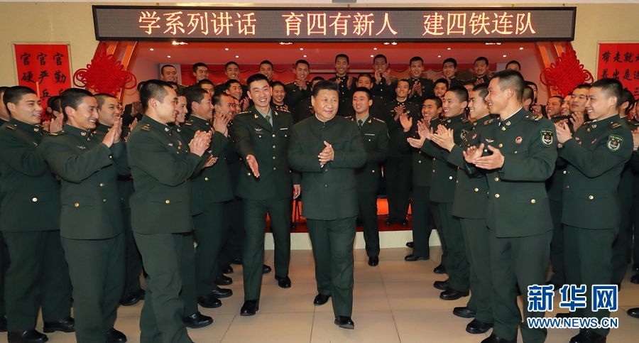 1月23日，習(xí)近平專程來到陸軍第65集團(tuán)軍，深入基層連隊(duì)，看望慰問官兵，代表黨中央和中央軍委，向全軍指戰(zhàn)員、武警部隊(duì)官兵、民兵預(yù)備役人員致以誠摯問候和新春祝福。這是習(xí)近平在該集團(tuán)軍&ldquo;大功三連&rdquo;同官兵在一起。新華社記者李剛攝