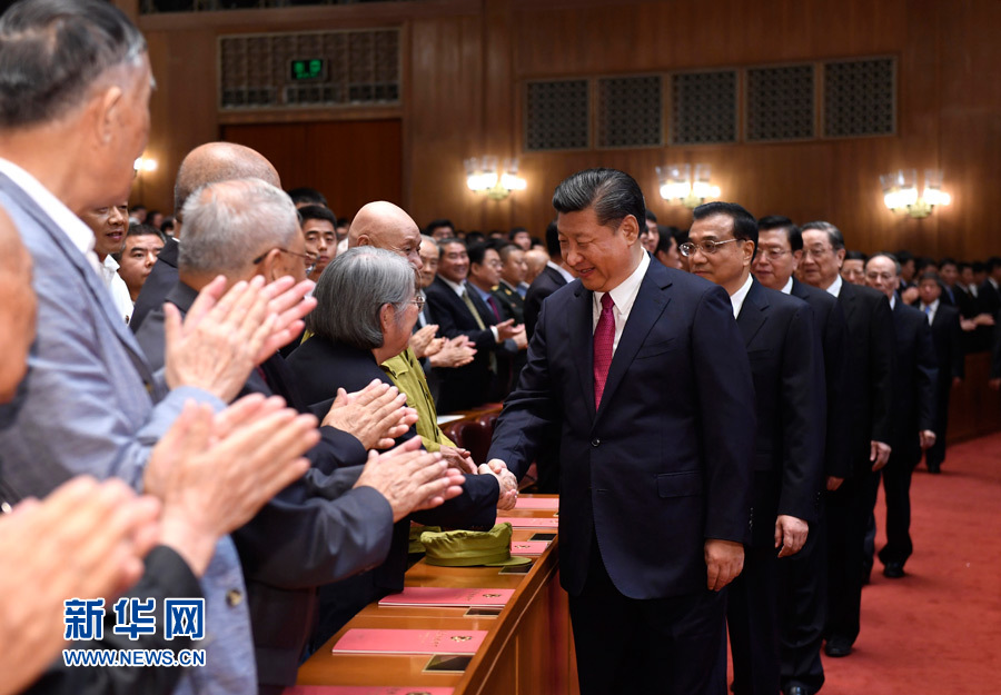 7月28日，慶祝中國人民解放軍建軍90周年文藝晚會《在黨的旗幟下》在北京人民大會堂舉行。中共中央總書記、國家主席、中央軍委主席習近平和李克強、張德江、俞正聲、劉云山、王岐山、張高麗等黨和國家領導人，與首都3000多名各界群眾一起觀看演出。演出開始前，習近平等與老戰士、老同志代表和&ldquo;八一勛章&rdquo;獲得者親切握手。新華社記者 李學仁 攝