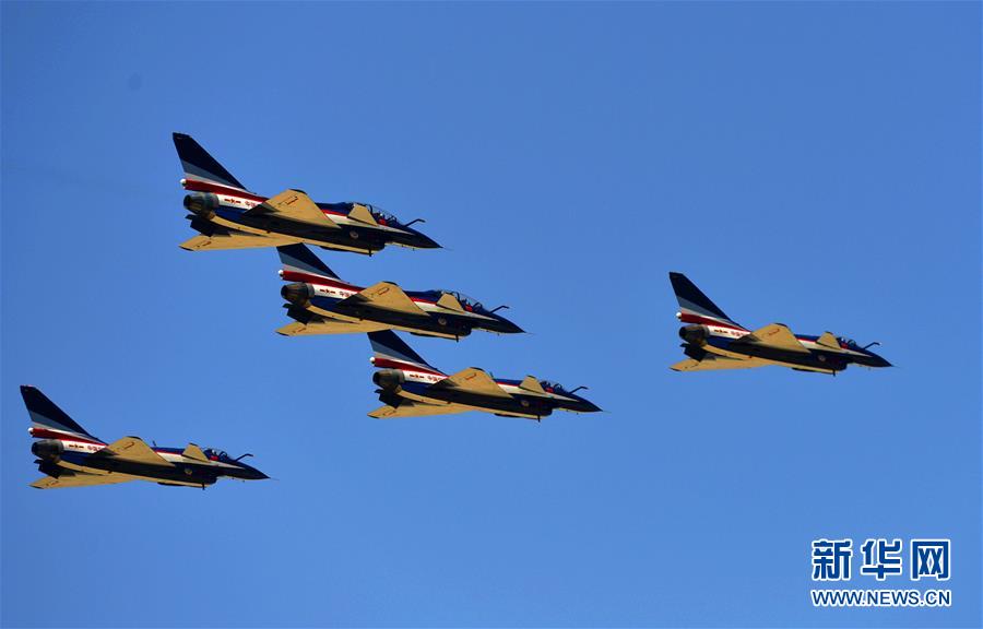 （圖文互動）（1）改革開放讓中國的空天更安全&mdash;&mdash;全民國家安全教育日空軍向民眾展現殲－10特技飛行目擊記