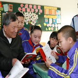 喬安山給小學(xué)生講雷鋒的故事。