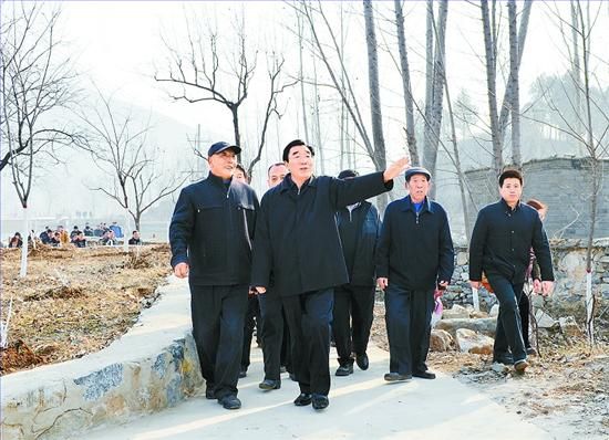 11月27日，省委書記、省人大常委會(huì)主任張慶黎到加強(qiáng)基層建設(shè)年活動(dòng)聯(lián)系點(diǎn)淶水縣悟空寺村看望慰問村民，向當(dāng)?shù)馗刹咳罕娦v黨的十八大精神。這是張慶黎在悟空寺村詳細(xì)了解村容村貌的建設(shè)情況。郭昭 攝