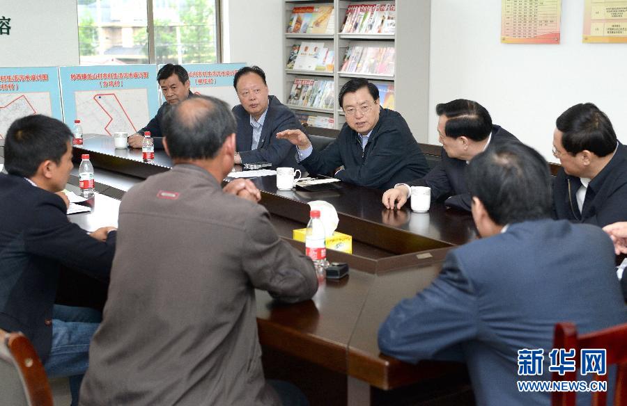 這是5月9日，張德江到湖州市妙西鎮(zhèn)調研，與基層人大代表座談。新華社記者 馬占成 攝 