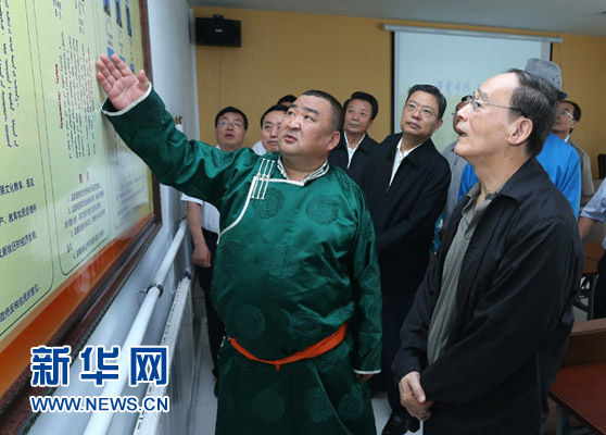 這是7月3日，王岐山在巴彥德力格爾嘎查&ldquo;兩委&rdquo;活動室了解基層黨建情況。新華社記者 龐興雷 攝