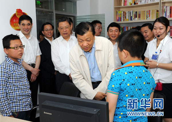 7月17日至19日，中共中央政治局常委、中央書(shū)記處書(shū)記劉云山在青海調(diào)研。這是7月18日，劉云山在西寧市南山西社區(qū)調(diào)研。 新華社記者饒愛(ài)民 攝