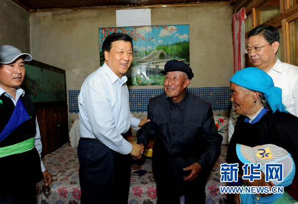 7月17日至19日，中共中央政治局常委、中央書(shū)記處書(shū)記劉云山在青海調(diào)研。這是7月17日，劉云山在海東市互助土族自治縣東山鄉(xiāng)白牙合村看望老黨員。新華社記者 饒愛(ài)民 攝