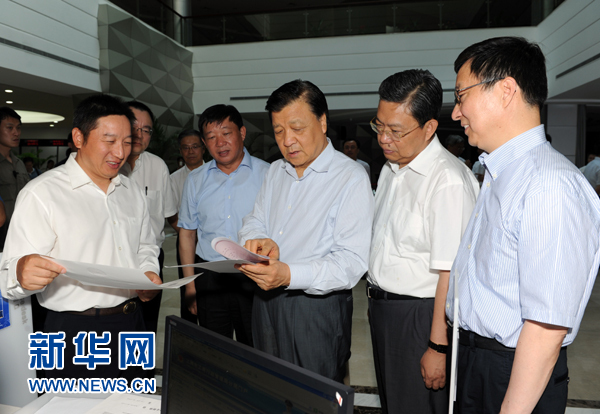  7月22日至23日，中共中央政治局常委、中央書記處書記劉云山在上海調(diào)研。這是7月22日，劉云山在中國(guó)（上海）自貿(mào)試驗(yàn)區(qū)外高橋綜合服務(wù)大廳調(diào)研。新華社記者 饒愛民 攝 