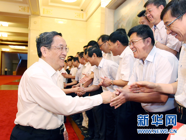 會前，俞正聲、張高麗接見援藏干部代表，向參加對口支援西藏工作的各地區各部門各單位和廣大援藏干部表示誠摯問候。新華社記者 姚大偉 攝