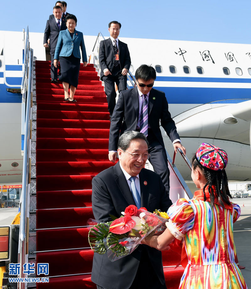 9月25日，以中共中央政治局常委、全國(guó)政協(xié)主席俞正聲為團(tuán)長(zhǎng)的中央代表團(tuán)飛抵烏魯木齊，出席新疆維吾爾自治區(qū)成立60周年慶祝活動(dòng)。新華社記者 饒愛民 攝