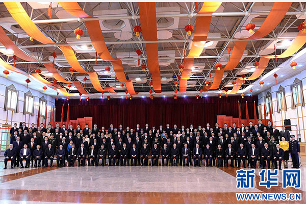 這是俞正聲同喀什地區有關負責同志、各界人士代表、援疆干部代表合影留念。新華社記者 饒愛民 攝