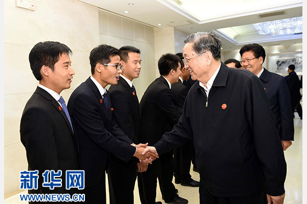 這是俞正聲會見在喀什地區鄉鎮工作的內地高校畢業生代表。新華社記者 饒愛民 攝