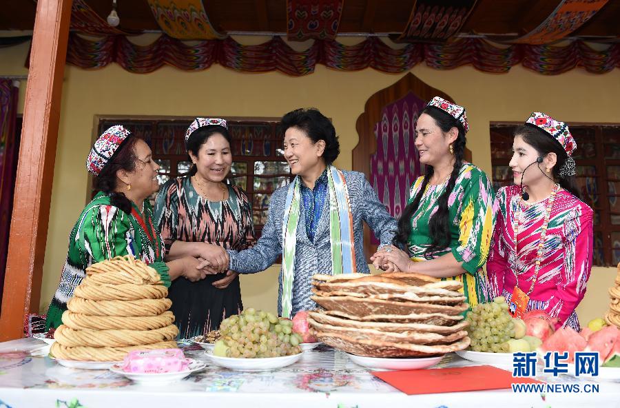 　9月26日，中共中央政治局委員、國務院副總理、中央代表團副團長劉延東率中央代表團分團到和田地區看望慰問各族干部群眾。這是劉延東在和田市吉亞鄉喀勒塔吐格曼村與維吾爾族群眾在一起。新華社記者張領攝