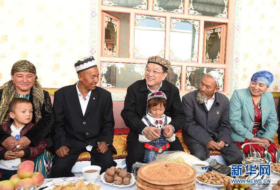 9月27日，中共中央政治局常委、全國政協(xié)主席、中央代表團團長俞正聲率中央代表團部分成員赴喀什地區(qū)莎車縣看望各族干部群眾。這是俞正聲在莎車縣艾力西湖鎮(zhèn)21村看望維吾爾族村民阿布來提&middot;阿不力孜一家。新華社記者 高潔 攝
