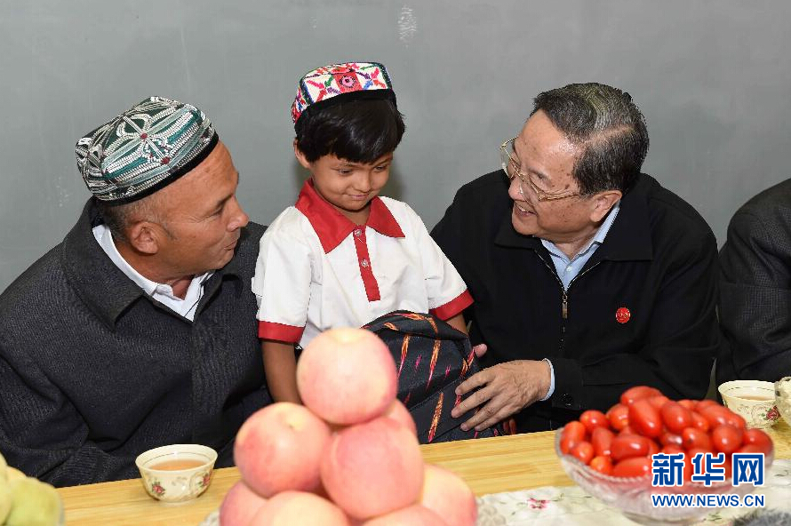 9月27日，中共中央政治局常委、全國政協(xié)主席、中央代表團團長俞正聲率中央代表團部分成員赴喀什地區(qū)莎車縣看望各族干部群眾。這是俞正聲到新疆生產建設兵團第三師莎車農場維吾爾族團場職工家中看望，并向小朋友贈送學習用品。新華社記者 饒愛民 攝