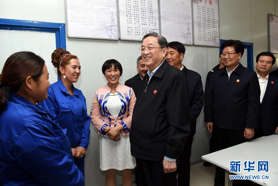 9月27日，中共中央政治局常委、全國政協(xié)主席、中央代表團團長俞正聲率中央代表團部分成員來到新疆英吉沙縣喀什中興手套有限公司考察。新華社記者 饒愛民 攝 