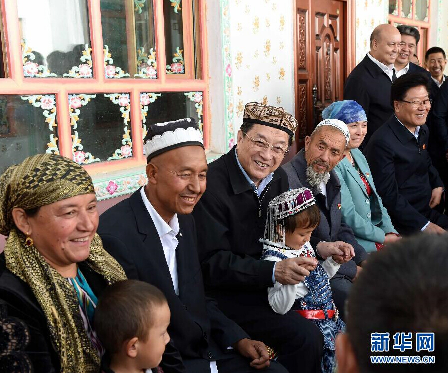 9月27日，中共中央政治局常委、全國政協(xié)主席、中央代表團團長俞正聲率中央代表團部分成員赴喀什地區(qū)莎車縣看望各族干部群眾。這是俞正聲在莎車縣艾力西湖鎮(zhèn)21村看望維吾爾族村民阿布來提&middot;阿不力孜一家。新華社記者 饒愛民 攝