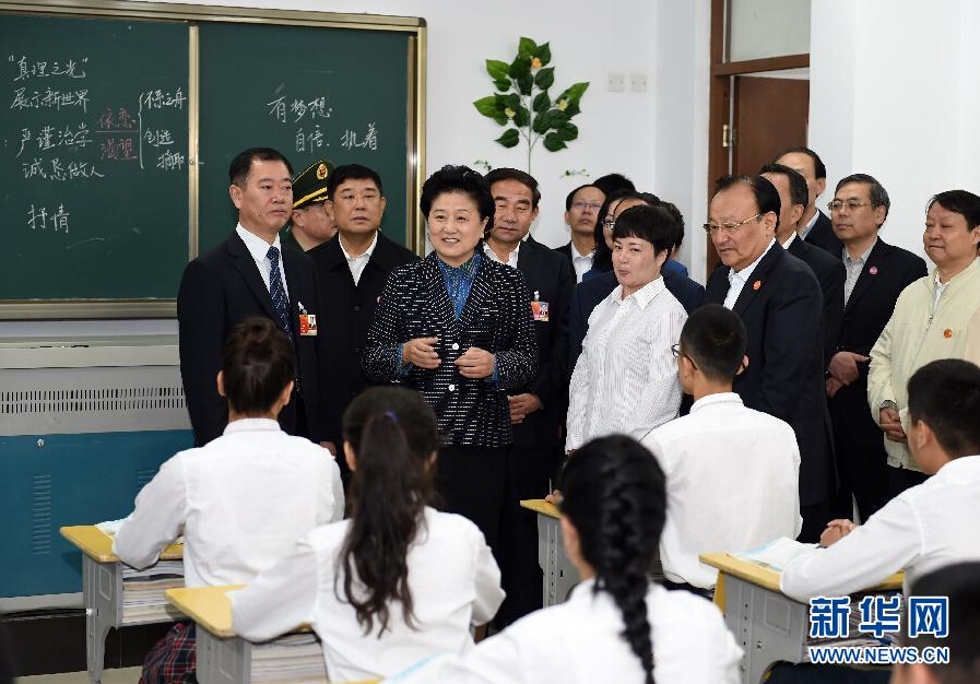 9月27日，中共中央政治局委員、國務(wù)院副總理、中央代表團副團長劉延?xùn)|率中央代表團分團，帶著黨中央、國務(wù)院的親切關(guān)懷和全國各族人民的深切情誼，來到和田地區(qū)、阿克蘇地區(qū)慰問各族干部群眾，并祝賀大家中秋節(jié)快樂。這是劉延?xùn)|視察對口援建的和田天津中學(xué)。新華社記者 張領(lǐng) 攝