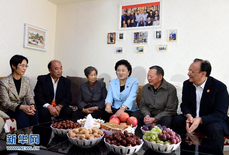 9月27日，中共中央政治局委員、國務(wù)院副總理、中央代表團副團長劉延?xùn)|率中央代表團分團，帶著黨中央、國務(wù)院的親切關(guān)懷和全國各族人民的深切情誼，來到和田地區(qū)、阿克蘇地區(qū)慰問各族干部群眾，并祝賀大家中秋節(jié)快樂。這是劉延?xùn)|來到新疆生產(chǎn)建設(shè)兵團第一師五團團場退休職工包春祥家中慰問。新華社記者 張領(lǐng) 攝