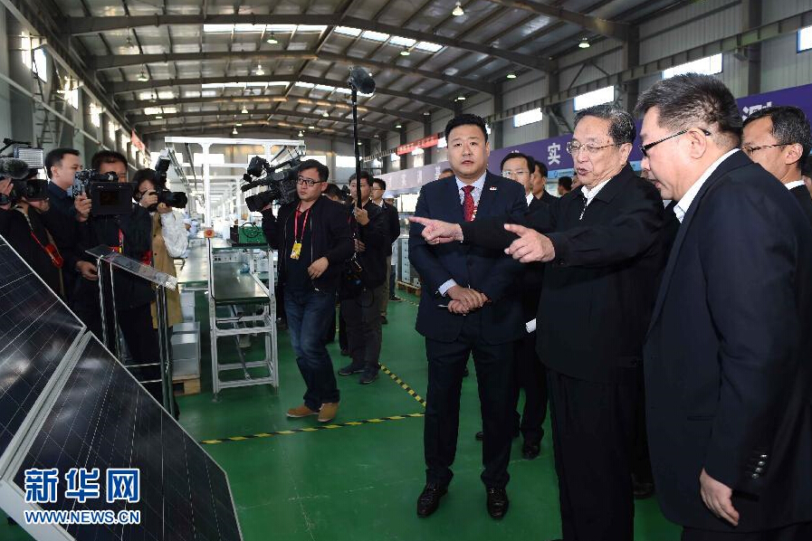 9月28日，中共中央政治局常委、全國政協主席、中央代表團團長俞正聲率中央代表團部分成員赴祖國最西端的新疆克孜勒蘇柯爾克孜自治州看望慰問各族干部群眾。這是俞正聲來到阿圖什市昆山產業園新疆中興能源公司視察工作。新華社記者 饒愛民 攝