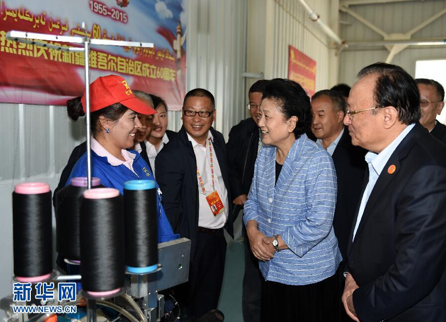 9月28日，中共中央政治局委員、國務院副總理、中央代表團副團長劉延東率中央代表團分團赴阿克蘇地區、伊犁哈薩克自治州慰問，與各族干部群眾共度節日、共享歡樂。這是劉延東在阿克蘇紡織工業城慰問棉紡工人。新華社記者張領攝