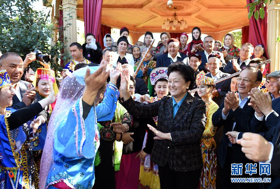 9月29日,中共中央政治局委員、國務院副總理、中央代表團副團長劉延東率中央代表團分團在伊犁哈薩克自治州看望慰問各族干部群眾。這是劉延東在伊寧市漢賓鄉發展村考察慰問時與表演維吾爾族傳統歌舞“麥西來甫”的村民們交流。新華社記者張領攝 9月29日,中共中央政治局委員、國務院副總理、中央代表團副團長劉延東率中央代表團分團在伊犁哈薩克自治州看望慰問各族干部群眾。這是劉延東在伊寧市漢賓鄉發展村考察慰問時與表演維吾爾族傳統歌舞“麥西來甫”的村民們交流。新華社記者張領攝