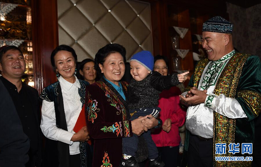 9月29日,中共中央政治局委員、國務院副總理、中央代表團副團長劉延東率中央代表團分團在伊犁哈薩克自治州看望慰問各族干部群眾。這是劉延東在伊寧市漢賓鄉發展村走訪慰問哈薩克族村民。新華社記者張領攝 9月29日,中共中央政治局委員、國務院副總理、中央代表團副團長劉延東率中央代表團分團在伊犁哈薩克自治州看望慰問各族干部群眾。這是劉延東在伊寧市漢賓鄉發展村走訪慰問哈薩克族村民。新華社記者張領攝