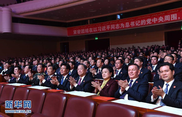     9月30日，慶祝新疆維吾爾自治區(qū)成立60周年文藝晚會《新疆禮贊》在新疆人民會堂精彩呈現(xiàn)。中共中央政治局常委、全國政協(xié)主席、中央代表團(tuán)團(tuán)長俞正聲，與2000余名各族群眾代表一起觀看演出。新華社記者 饒愛民 攝