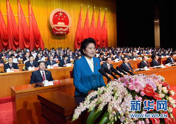 10月1日，慶祝中華人民共和國成立66周年暨新疆維吾爾自治區(qū)成立60周年大會在新疆人民會堂隆重舉行。這是中共中央政治局委員、國務(wù)院副總理、中央代表團(tuán)副團(tuán)長劉延?xùn)|宣讀中共中央、全國人大常委會、國務(wù)院、全國政協(xié)、中央軍委關(guān)于慶祝新疆維吾爾自治區(qū)成立60周年的賀電。新華社記者 饒愛民 攝 