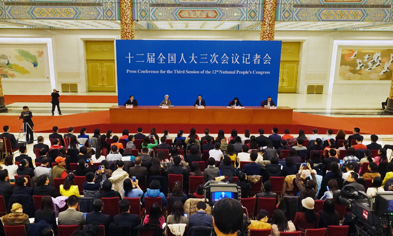 3月15日，國務(wù)院總理李克強(qiáng)在北京人民大會(huì)堂與中外記者見面，并回答記者提問。新華社記者 李賀 攝