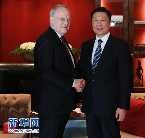 1月21日,中國國家副主席李源潮(右)在瑞士達沃斯會見瑞士聯(lián)邦主席施奈德-阿曼。 新華社記者羅歡歡攝 1月21日,中國國家副主席李源潮(右)在瑞士達沃斯會見瑞士聯(lián)邦主席施奈德-阿曼。 新華社記者羅歡歡攝