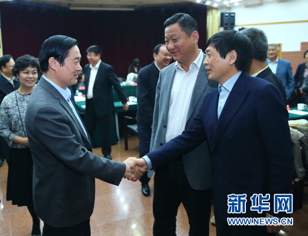 4月12日，中共中央政治局委員、中央書記處書記、中宣部部長劉奇葆在北京出席&ldquo;走向世界的中國兒童文學&rdquo;座談會并講話。這是座談會后，劉奇葆與國際安徒生獎獲得者、兒童文學作家曹文軒握手。新華社記者丁海濤攝