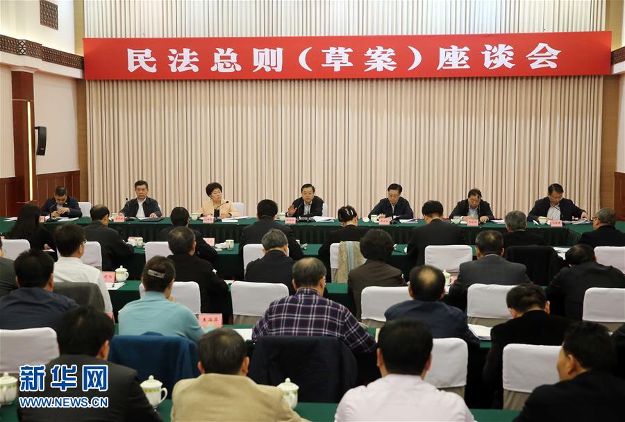 這是11月23日，張德江在成都主持召開座談會，11個?。▍^(qū)、市）人大常委會負責同志、部分全國人大代表、法律工作者及專家學者參加會議。新華社記者 劉衛(wèi)兵 攝 