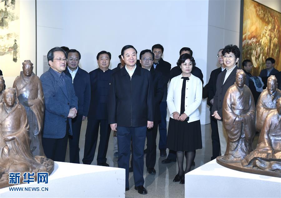12月6日，中共中央政治局委員、中央書(shū)記處書(shū)記、中宣部部長(zhǎng)劉奇葆在北京參觀中華文明歷史題材美術(shù)創(chuàng)作工程入選作品展覽。 新華社記者張領(lǐng)攝