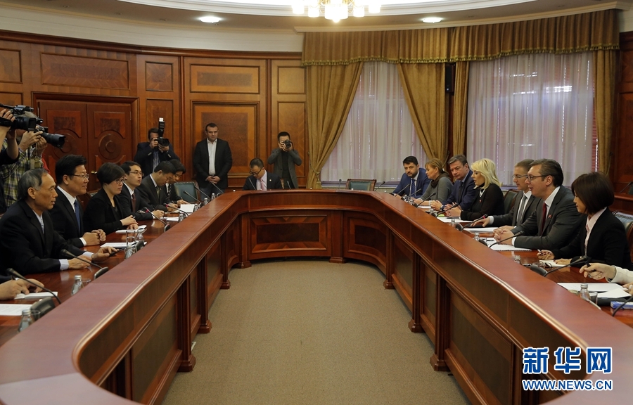 4月12日，塞爾維亞前進黨主席、政府總理武契奇（右二）在貝爾格萊德會見中共中央政治局委員、中央黨的建設工作領導小組副組長張春賢（左二）。新華社發（普雷德拉格&middot;米洛薩夫列維奇攝）