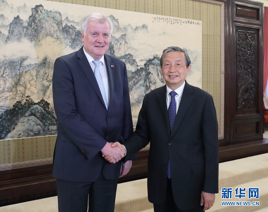 5月10日，國(guó)務(wù)院副總理馬凱在北京中南海紫光閣會(huì)見德國(guó)巴伐利亞州州長(zhǎng)、基社盟主席霍斯特&middot;澤霍費(fèi)爾一行。 新華社記者王曄攝