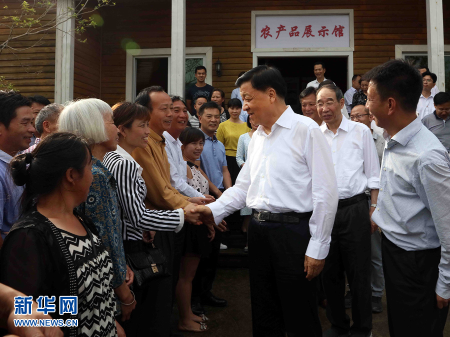 6月8日至10日，中共中央政治局常委、中央書記處書記劉云山在福建調研。這是6月9日，劉云山在周寧縣上洋村與村民親切交談。新華社記者 劉衛兵 攝