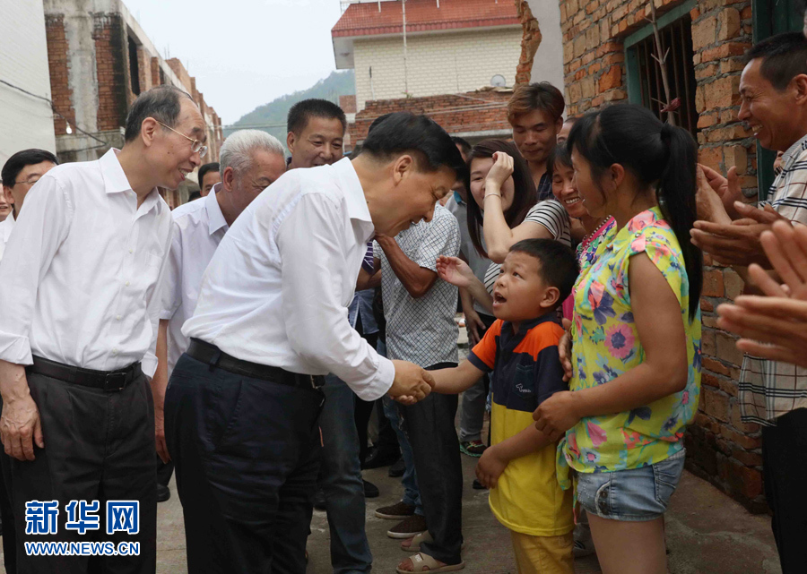 6月8日至10日，中共中央政治局常委、中央書記處書記劉云山在福建調研。這是6月9日，劉云山在福安市溪邳村走訪群眾家庭。新華社記者 劉衛兵 攝