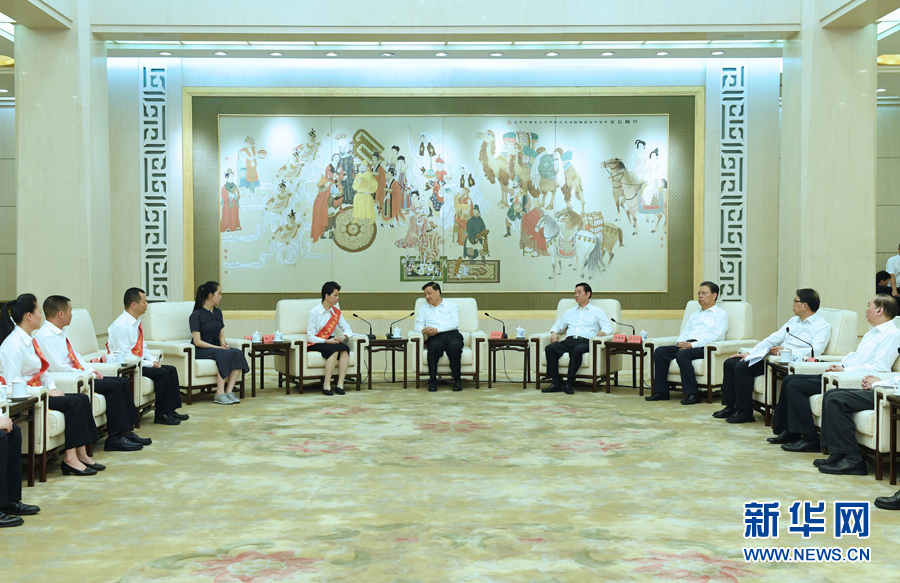 6月21日，廖俊波同志先進事跡報告會在北京人民大會堂舉行。報告會前，中共中央政治局常委、中央書記處書記劉云山會見報告團成員，代表習近平總書記，代表黨中央，向廖俊波同志家屬表示親切慰問，并頒發黨中央追授廖俊波同志&ldquo;全國優秀共產黨員&rdquo;證書、獎章。新華社記者 饒愛民 攝