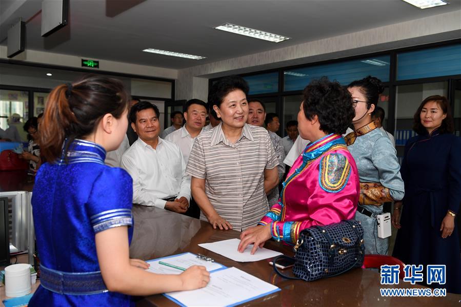 6月25日，全國民族團結進步創(chuàng)建經(jīng)驗交流現(xiàn)場會在內(nèi)蒙古興安盟召開，中共中央政治局委員、國務院副總理劉延東出席會議并講話。在內(nèi)蒙古期間，劉延東考察內(nèi)蒙古人民代表會議舊址即&ldquo;五一會址&rdquo;，深入社區(qū)看望各族干部群眾。這是劉延東在興安盟科右前旗興科社區(qū)與群眾交談。新華社記者 陳曄華 攝